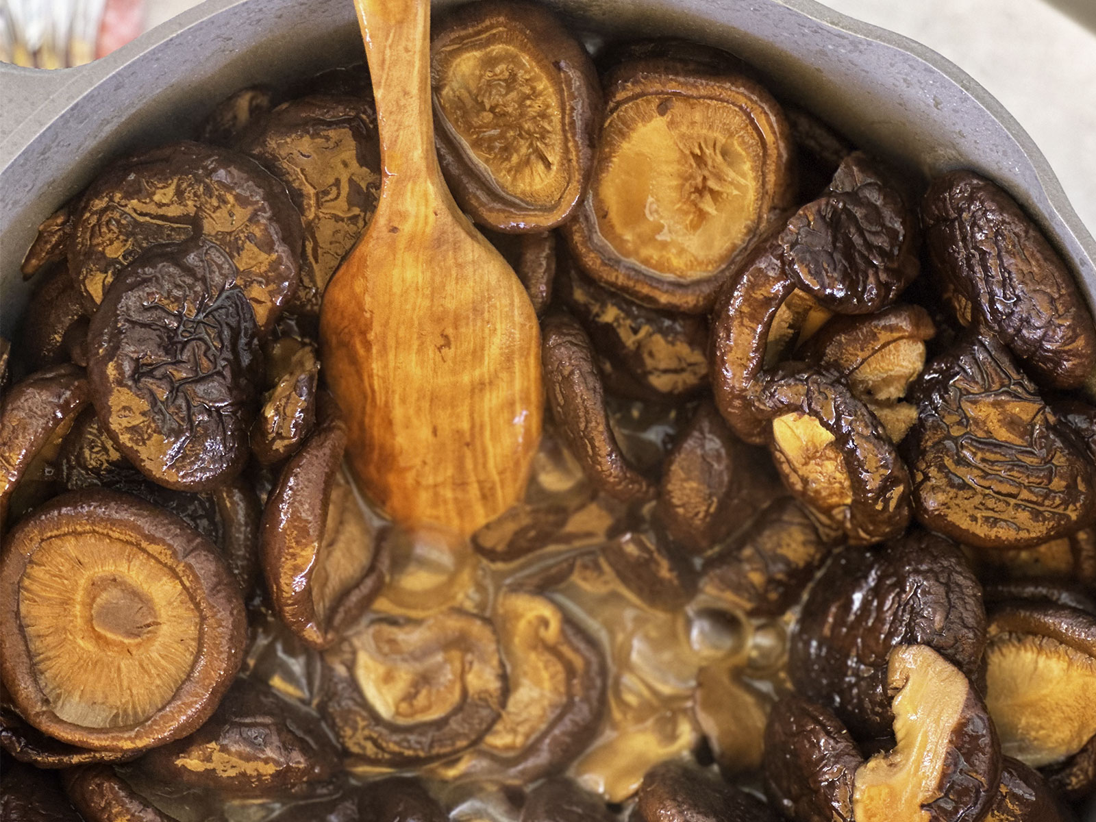Shiitake mushrooms braising in a pot during a Maison del Gusto masterclass